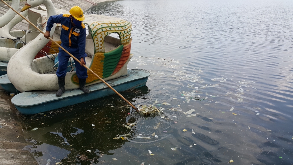 hang loat ao mua noi trang goc ho linh dam