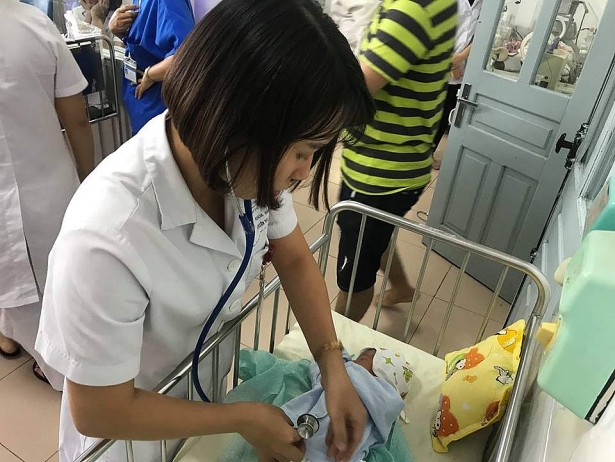 ha noi be gai so sinh bi bo roi tai benh vien thanh nhan