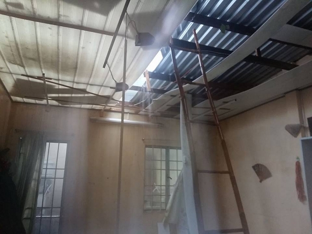 anh huong cua bao so 12 nhieu nha bi toc mai cay coi bi quat do ngang duong