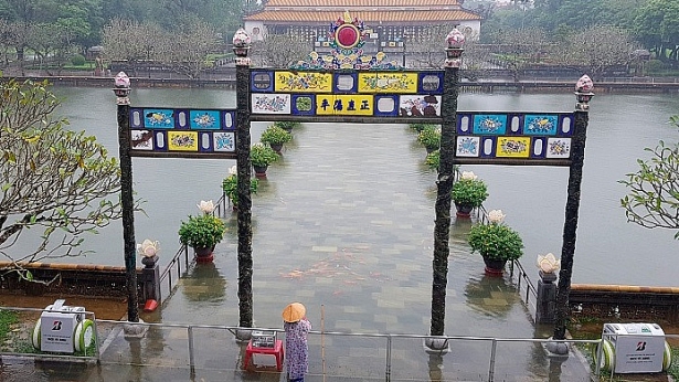 dan ca ngan con boi trong nuoc lu o dai noi hue