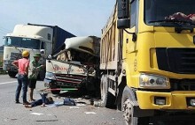 Xe khách nát đầu sau cú đâm vào đuôi xe tải, lái xe tử vong tại chỗ