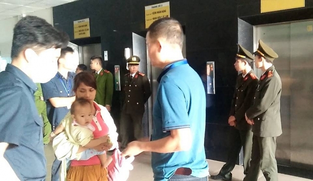 vu be trai 2 thang tuoi tu vong sau khi tiem cong an phong toa khap benh vien