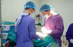 Hà Nội: Nhiều người hoảng loạn sau tiếng nổ, một cô gái bị đạn bắn thủng bụng
