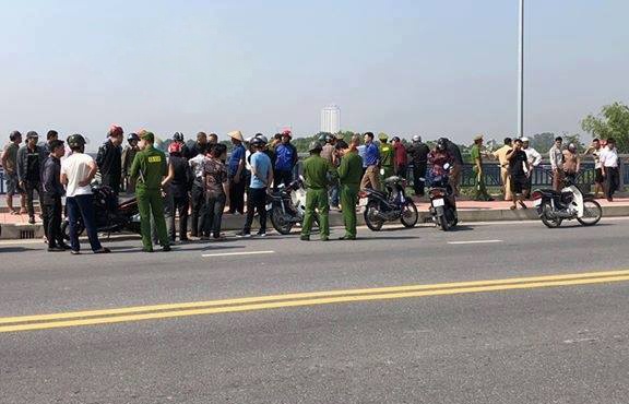 ha nam co gai 19 tuoi mang thai 4 tuan nhay xuong song tu tu sau khi cai va voi ban trai