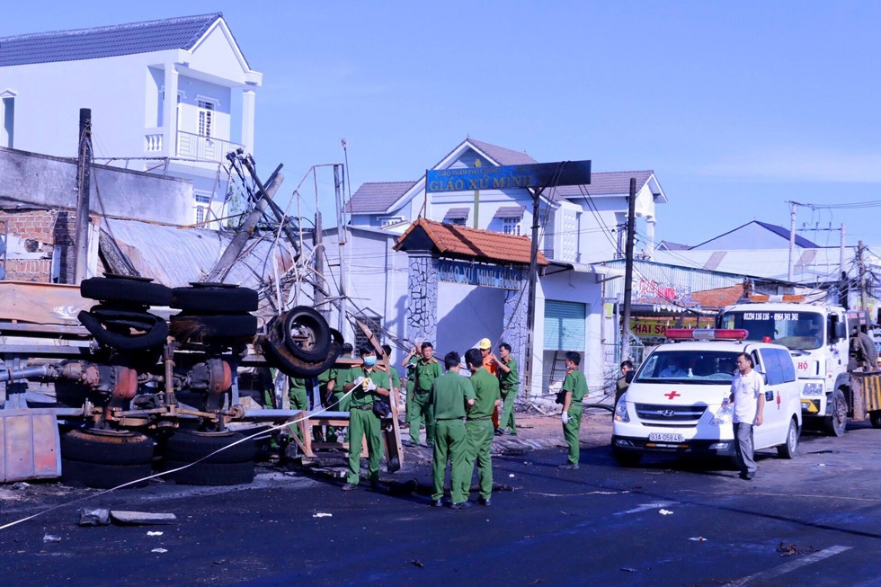vu chay xe bon cho xang o binh phuoc 6 nguoi chet tren xe co 14 khoi xang dau