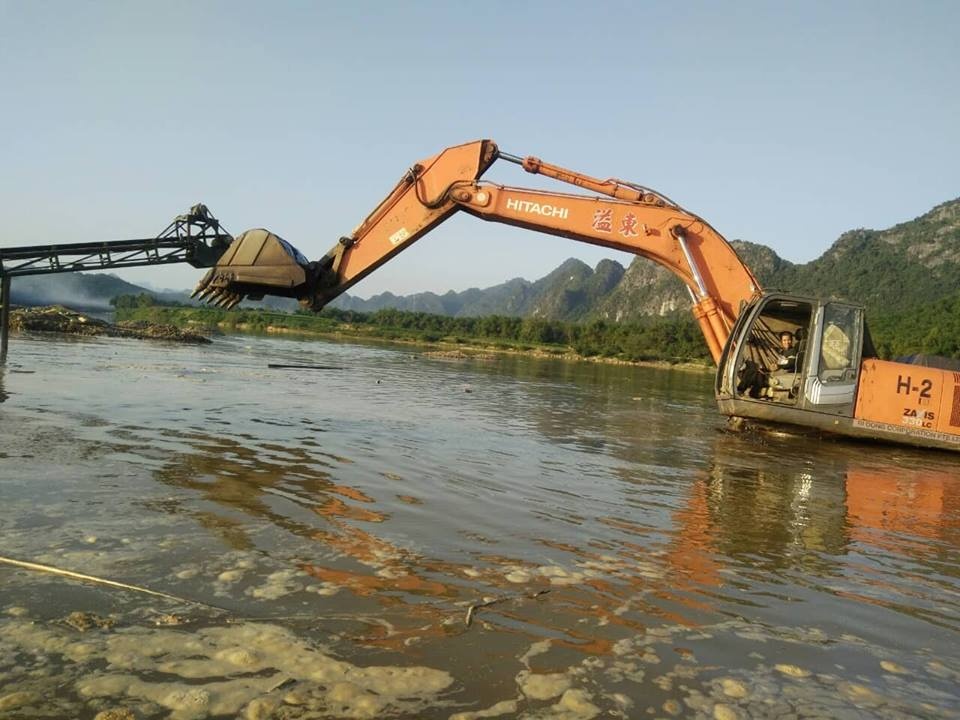 thanh hoa o to may xuc chim trong bien nuoc do thuy dien cam thuy 1 tich nuoc