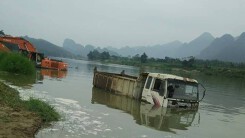 Thanh Hóa: Ô tô, máy xúc chìm trong biển nước do thủy điện Cẩm Thủy 1 tích nước