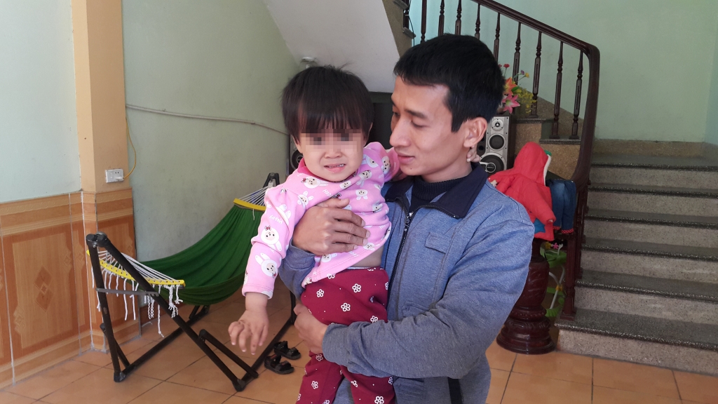 be gai nhap vien dieu tri viem phe quan phoi bat ngo bi liet 1 chan