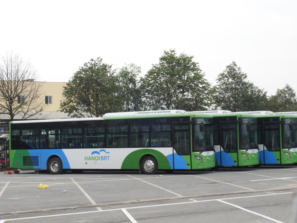 can canh xe buyt nhanh brt tai ben xe yen nghia