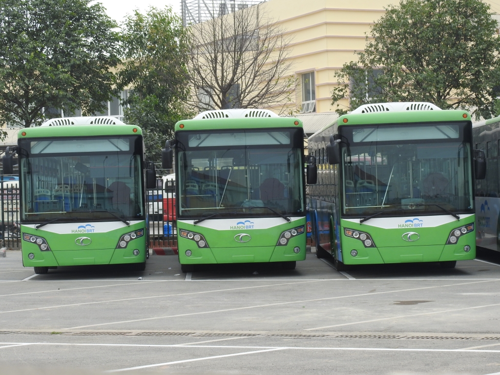 can canh xe buyt nhanh brt tai ben xe yen nghia