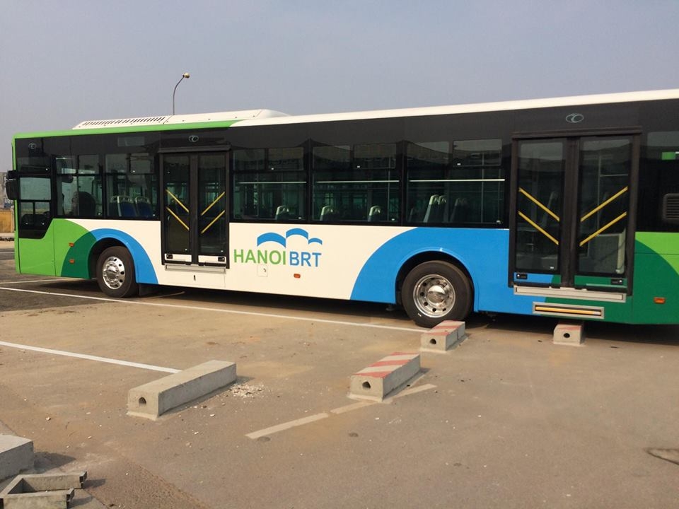 can canh xe buyt nhanh brt tai ben xe yen nghia