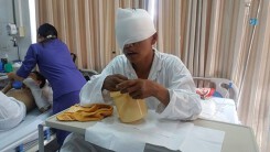 Đi rừng hái măng, bị gấu tát hỏng cả hai mắt