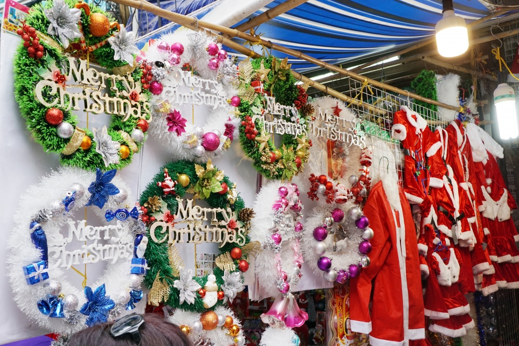 nguoi dan tap nap mua sam do trang tri noel