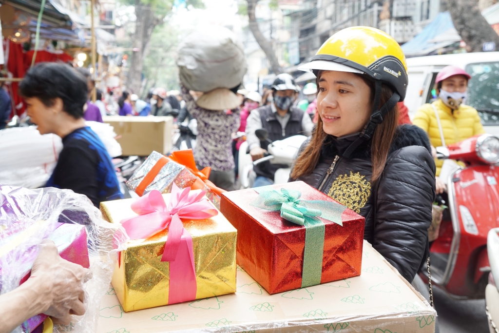 Thị trường Noel: Nhích giá khoảng 10% so với năm trước thi truong noel nhich gia khoang 10 so voi nam truoc