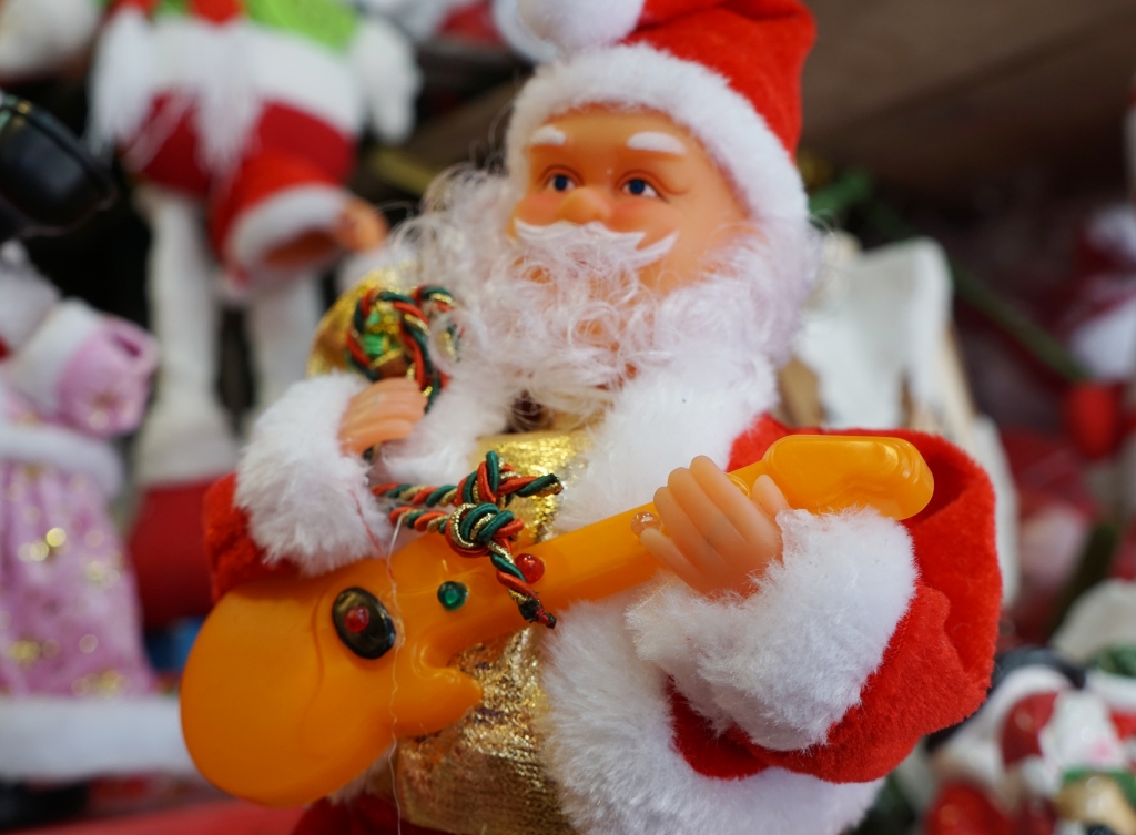 ong gia noel lac vong truot patin nhay du du day don giang sinh