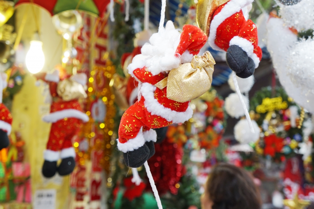 ong gia noel lac vong truot patin nhay du du day don giang sinh