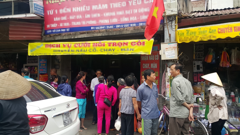 ha noi be gai sinh nam 2000 treo co tu tu trong nha