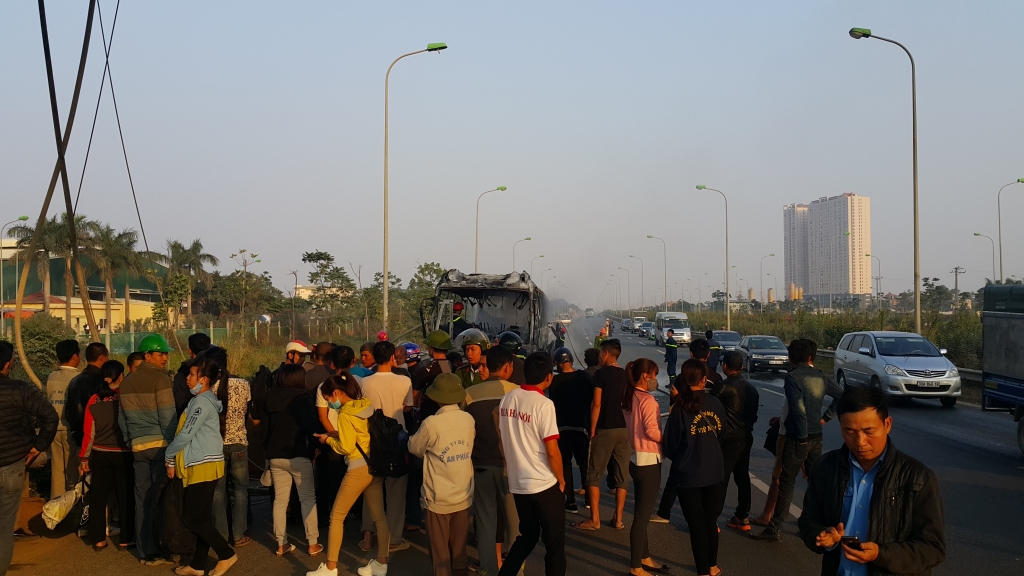 ha noi chay xe o to khach 45 cho o dai lo thang long
