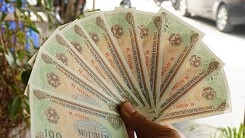 Muốn có tiền giấy 100 đồng phải chịu phí đổi cao gấp hàng trăm lần