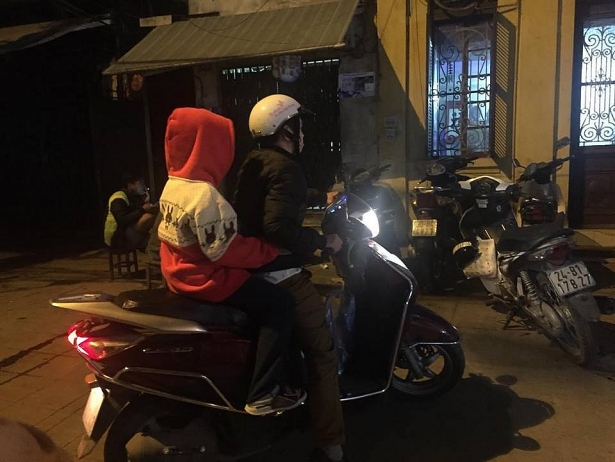 vu be trai 10 tuoi nghi bi bo va me ke bao hanh chau khong duoc di hoc chi duoc an com nguoi my tom song