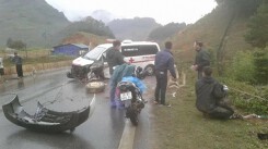Xe cứu thương chở bệnh nhân đâm vào lan can quốc lộ, 3 người nhập viện cấp cứu