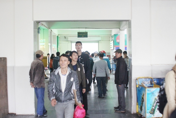 Những bước chân vội vã rời Thủ đô về quê nghỉ Tết Dương lịch trong gió rét nhung buoc chan voi va roi thu do ve que nghi tet duong lich trong gio ret