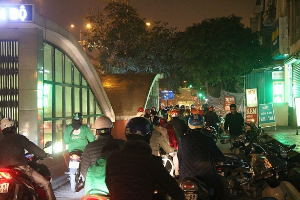 nguoi dan do ve que nghi tet cac tuyen duong cua ngo thu do un tac cuc bo