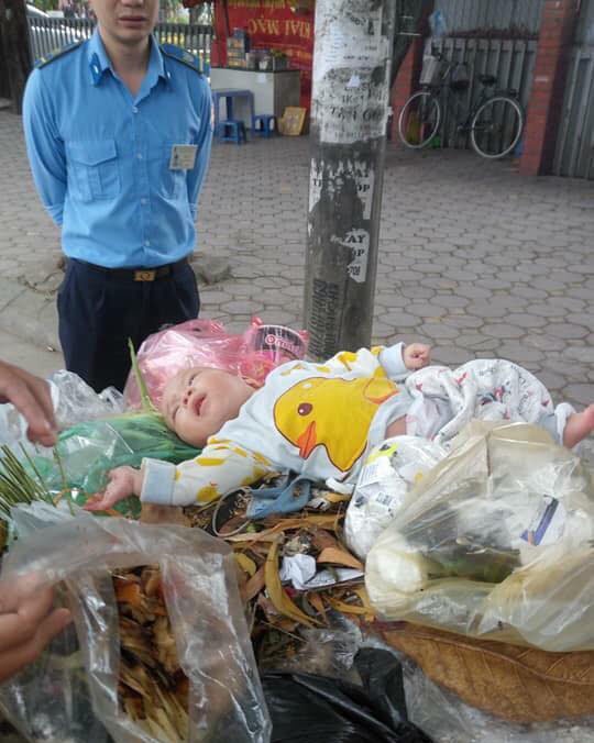 ha noi be trai 4 thang tuoi bi bo roi trong bai tap ket rac