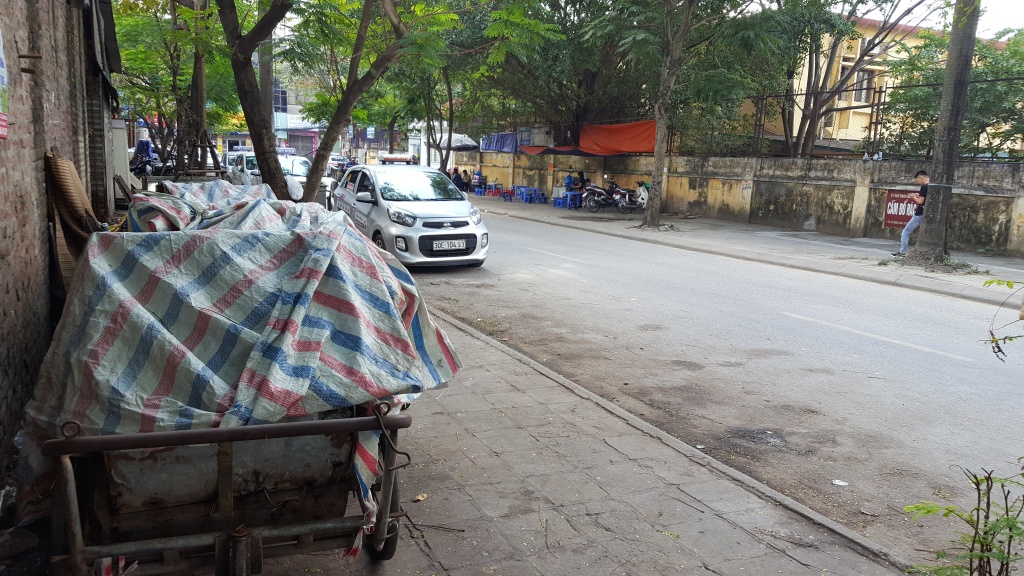 ha noi be trai 4 thang tuoi bi bo roi trong bai tap ket rac