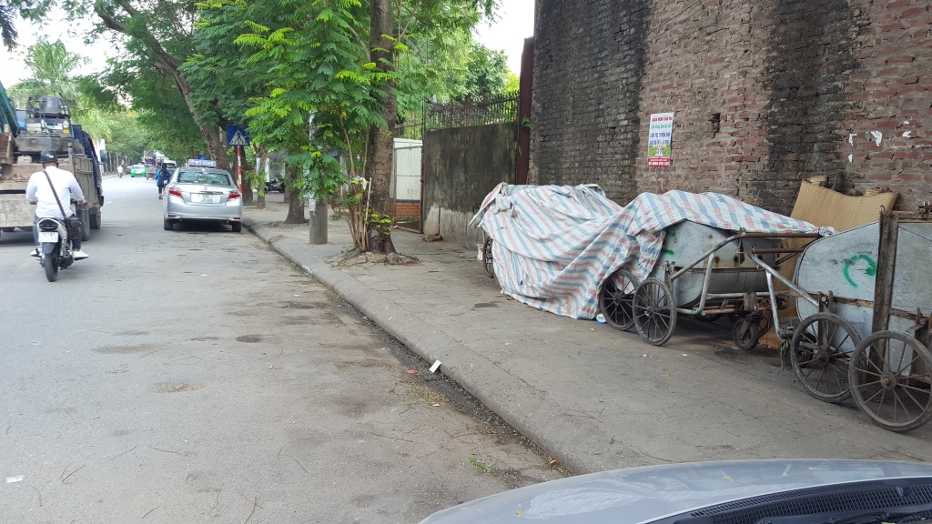 ha noi be trai 4 thang tuoi bi bo roi trong bai tap ket rac