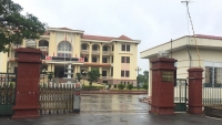 ki luat canh cao doi voi chu tich thi tran ho vao nha nghi de mua dat