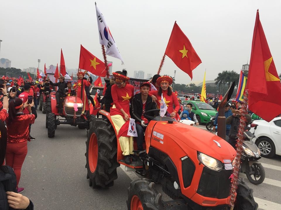 VFF lắp 3 màn hình ‘khủng’ ở sân Mỹ Đình và đoàn máy cày cổ vũ đội tuyển Việt Nam vff lap 3 man hinh khung o san my dinh va doan may cay co vu doi tuyen viet nam