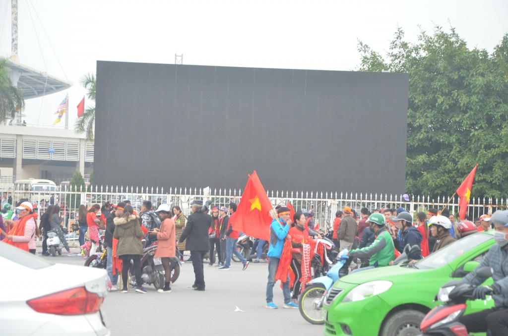 VFF lắp 3 màn hình ‘khủng’ ở sân Mỹ Đình và đoàn máy cày cổ vũ đội tuyển Việt Nam vff lap 3 man hinh khung o san my dinh va doan may cay co vu doi tuyen viet nam