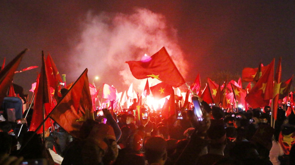 co dong vien ban phao hoa phao sang mung doi tuyen viet nam vo dich aff cup