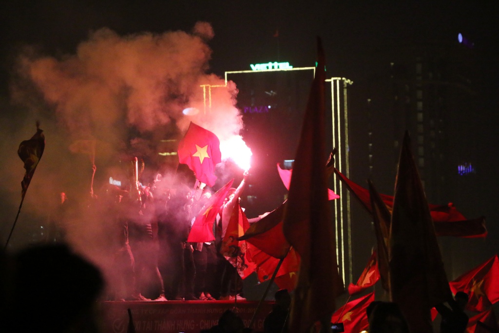 co dong vien ban phao hoa phao sang mung doi tuyen viet nam vo dich aff cup