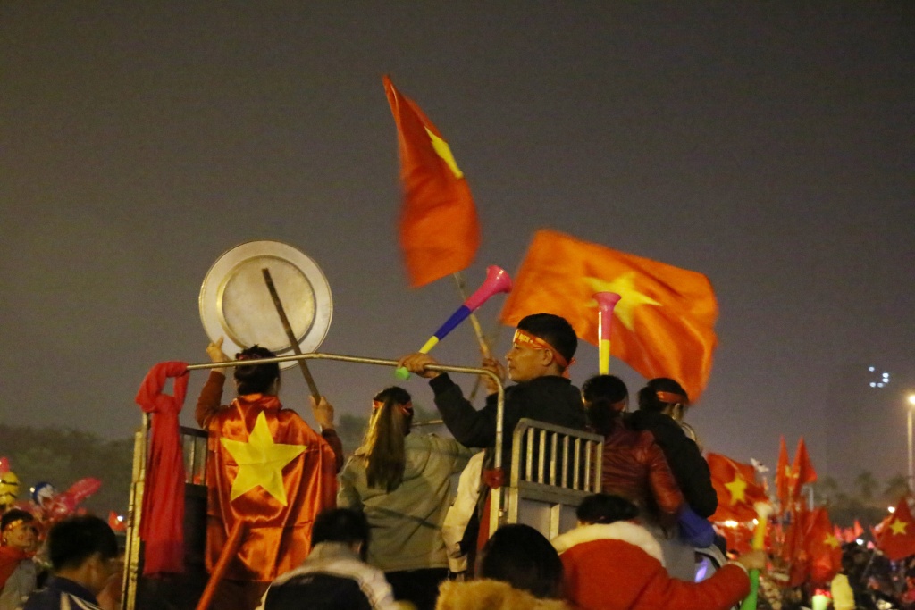 co dong vien ban phao hoa phao sang mung doi tuyen viet nam vo dich aff cup
