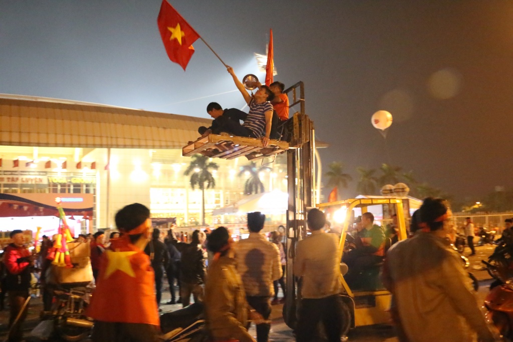 co dong vien ban phao hoa phao sang mung doi tuyen viet nam vo dich aff cup