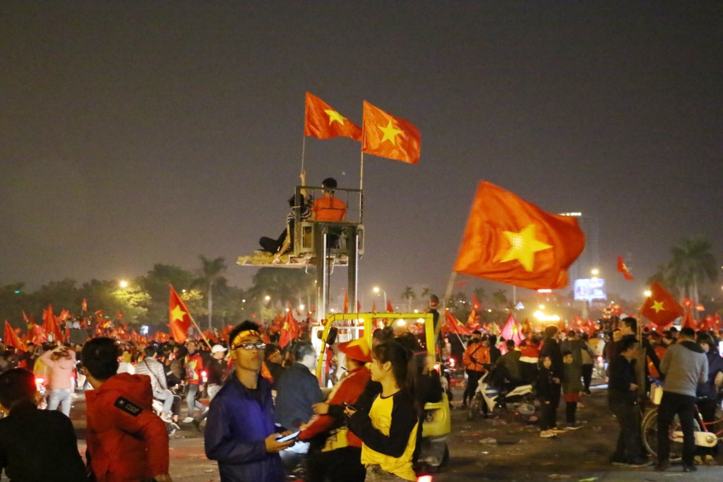 co dong vien ban phao hoa phao sang mung doi tuyen viet nam vo dich aff cup