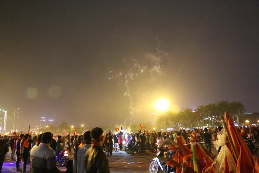 co dong vien ban phao hoa phao sang mung doi tuyen viet nam vo dich aff cup