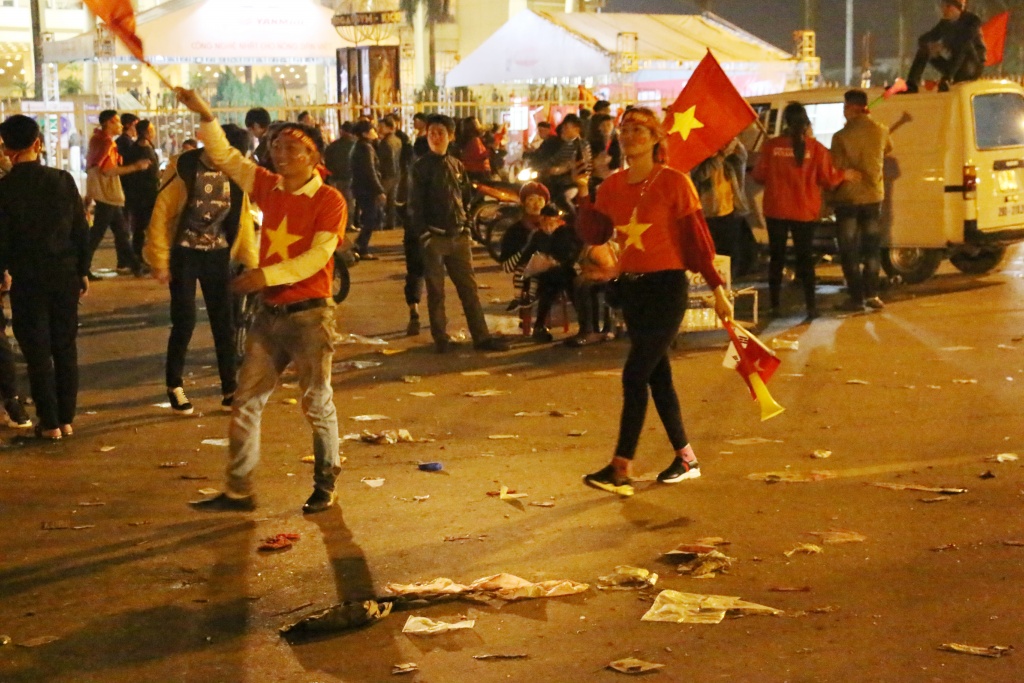 Hành động đẹp của nhóm tình nguyện sau chung kết AFF Cup 2018 tại SVĐ Mỹ Đình rac ngap cong san van dong my dinh va nhom tinh nguyen tay khong nhat rac