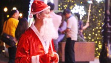 Chịu nóng nực 5 tiếng liên tục, ông già Noel kiếm được 100.000 đồng