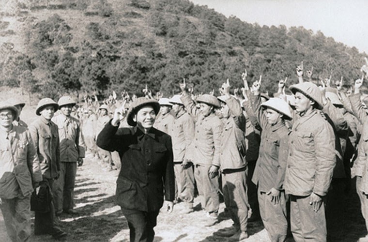 nhung mau chuyen xuc dong ve tuong giap cua nguoi linh cu ho