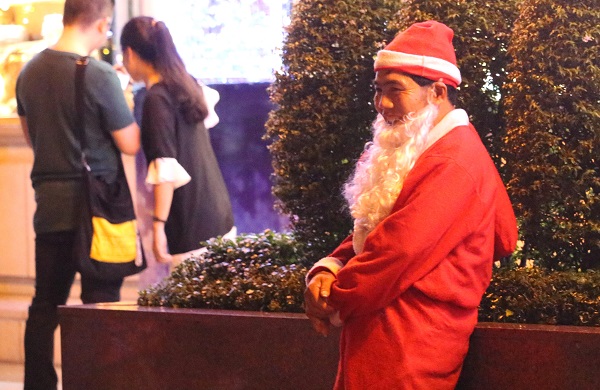 chiu nong nuc 5 tieng lien tuc ong gia noel kiem duoc 100000 dong