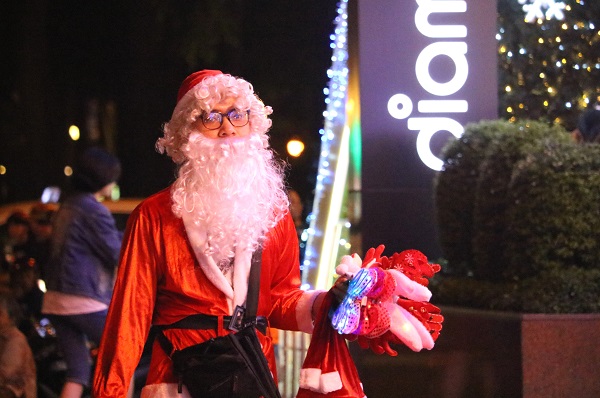 chiu nong nuc 5 tieng lien tuc ong gia noel kiem duoc 100000 dong