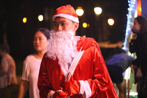 chiu nong nuc 5 tieng lien tuc ong gia noel kiem duoc 100000 dong