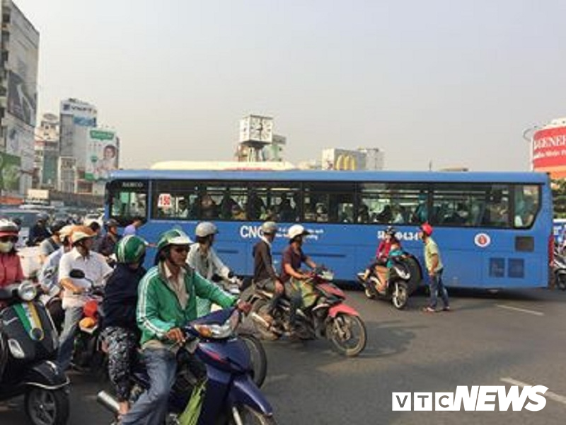 dinh chi tai xe tiep vien xe buyt dung gay sat doi hanh hung nguoi dan sau va cham o tphcm