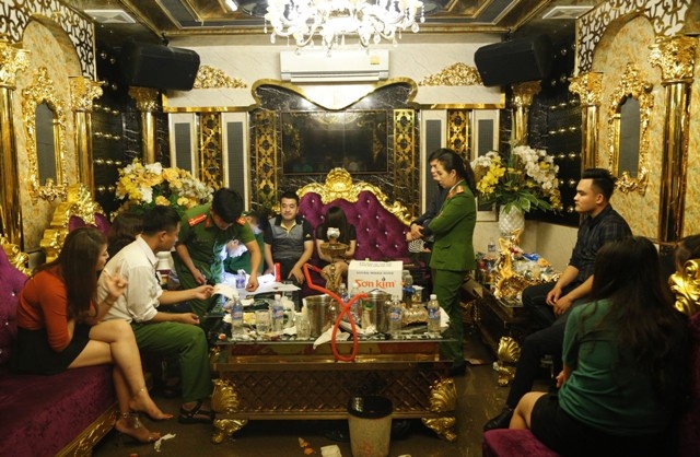 co giao tieu hoc dua ma tuy vao phong hat karaoke o ha tinh