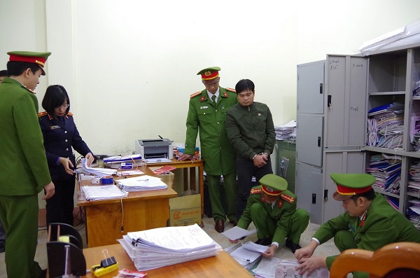 ha giang bat tam giam can bo phong nong nghiep huyen vi chiem doat tien cua nguoi dan