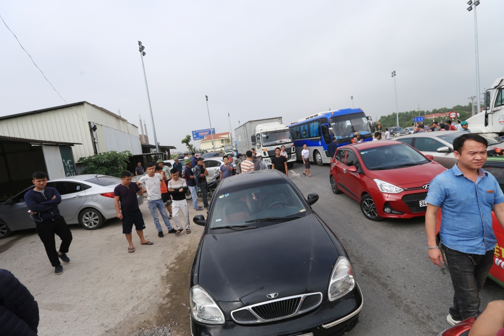 cong ty bot pha lai noi gi sau khi hang tram tai xe xuong duong phan doi thu phi