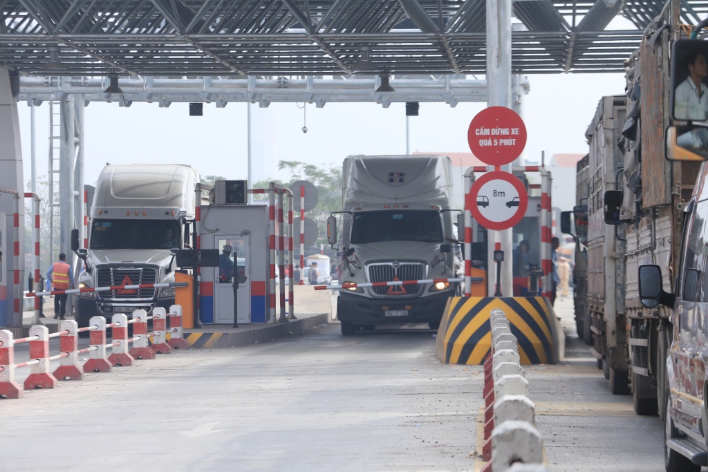 cong ty bot pha lai noi gi sau khi hang tram tai xe xuong duong phan doi thu phi